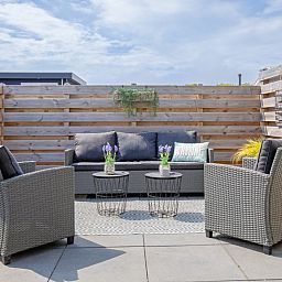 Gezellige zithoek op het terras van Chalet Bregkoog 88 in De Koog, Texel, perfect voor buitenleven op Chaletpark Bregkoog.