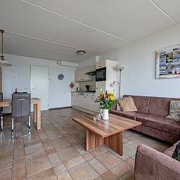 Ruime woonkamer met eetgedeelte in Resort De Buteriggel - Appartement 1 in De Koog, Texel.