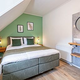 Komfortables Schlafzimmer mit Waschbecken in De Boomleeuwerik, Ferienunterkunft in De Koog, Texel.