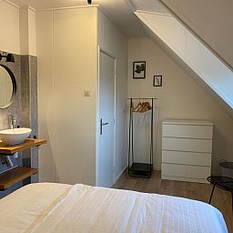 Stilvoll eingerichtetes Schlafzimmer in De Boomleeuwerik, Ferienhaus in De Koog, Texel.