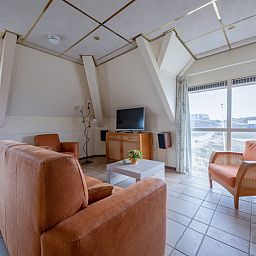 Helles Interieur von Resort De Buteriggel - Apartment 0 in De Koog, Texel, mit Blick auf die Duenen.