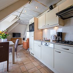 Moderne Kueche von Resort De Buteriggel - Apartment 0 in De Koog, Texel, ausgestattet mit allen Annehmlichkeiten.