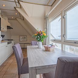 Essecke mit Aussicht im Resort De Buteriggel - Apartment 0 in De Koog, Texel, ideal fuer Mahlzeiten.