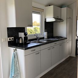 Moderne Kueche im Chalet Bregkoog 226, komplett ausgestattet in De Koog, Texel.