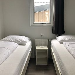 Gemuetliches Schlafzimmer mit zwei Betten im Chalet Bregkoog 226, De Koog, Texel.
