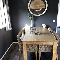 Gemuetliche Essecke mit Holztisch im Chalet Bregkoog 226, De Koog, Texel.