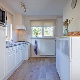 Moderne keuken in De Veldleeuwerik vakantiehuis, De Koog, Texel, Waddeneilanden.