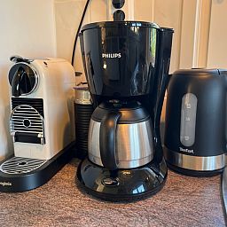 Koffie- en theefaciliteiten in De Veldleeuwerik vakantiehuis, De Koog, Texel, Waddeneilanden.