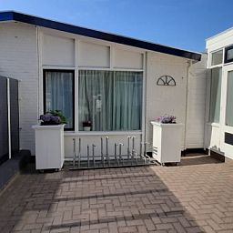 Zonnig terras van Appartement Duinzee Texel in De Koog, ideaal voor ontspanning op de Waddeneilanden.