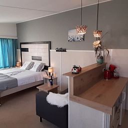 Ruime binnenruimte van Appartement Duinzee Texel in De Koog, met lichte decor en moderne voorzieningen.