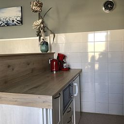 Moderne keukenhoek in Appartement Duinzee Texel, De Koog, perfect voor zelf koken tijdens je vakantie.