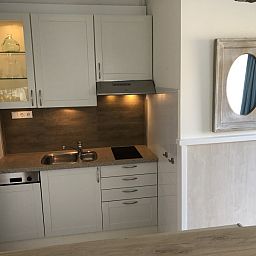 Compacte keuken in Appartement Duinzee Texel, De Koog, met alle benodigdheden voor een comfortabel verblijf.