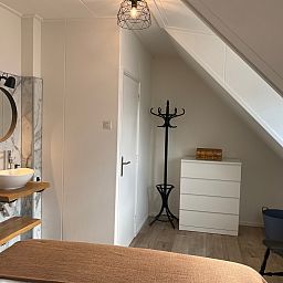 Stijlvolle hoek van slaapkamer in Windlust vakantiehuis De Koog Texel.