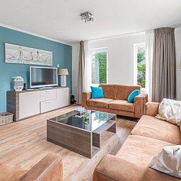 Modern living room of Holiday home Honeysuckle 49 in De Koog Texel, with comfortable seating on the Wadden Islands.