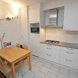 Functionele keuken in Appartement Kerckeland 24, De Koog, Texel met eethoek en moderne apparatuur.