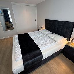 Comfortabele slaapkamer in Vakantiehuis Duinzee Texel, De Koog, met luxe beddengoed en rustige sfeer.
