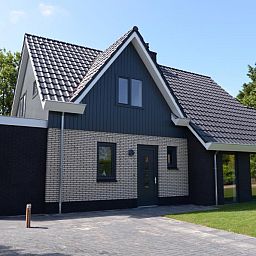 Front view of 06 - Razende Bol - allotment vacation home in De Koog, Texel with spacious driveway.