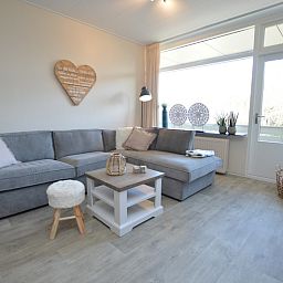 Geraeumige Sitzecke im Apartment Kerckeland 78, einer modern eingerichteten Ferienunterkunft in De Koog, Texel.