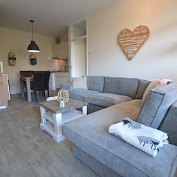 Offener Wohn- und Essbereich im Apartment Kerckeland 78, De Koog, Texel, mit gemuetlicher Atmosphaere und modernen Lampen.