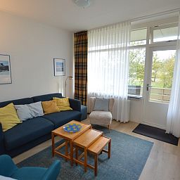 Helles Wohnzimmer mit Aussicht im Appartement Kerckeland 126 auf Texel.