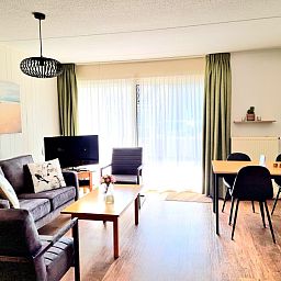 Moderne Kueche und Essbereich im Motel Texel Apartment in De Koog, Texel fuer ein wunderbares Urlaubserlebnis.