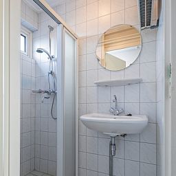 Gepflegt eingerichtetes Toilettenzimmer im Motel Texel Apartment, De Koog, Texel fuer einen angenehmen Aufenthalt.