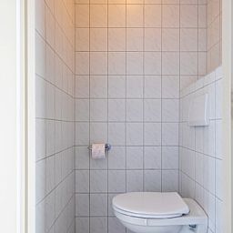 Gemuetliche Sitzecke im Motel Texel Apartment, De Koog, Texel mit komfortablen Moebeln und dekorativen Elementen.