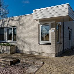 Moderne buitenkant van vakantiehuisje in De Koog, Texel, Waddeneilanden.
