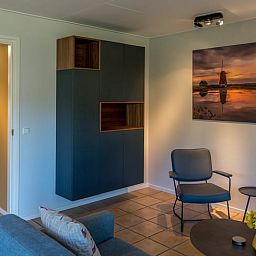 Stijlvolle woonkamer van vakantiehuisje in De Koog, Texel met kunst.