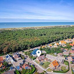 Panoramisch uitzicht op De Koog, Texel met Vogelweelde vakantiehuis nabij de kustlijn.