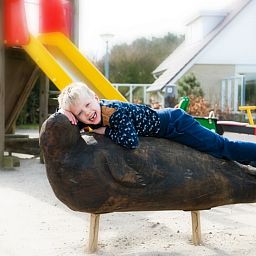 Speeltuin bij Villa 9 in De Koog Texel, perfect vakantiehuis voor gezinnen op de Waddeneilanden.