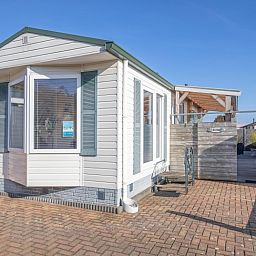 Chalet Bregkoog 27 in De Koog Texel toont een uitnodigende buitenruimte met terras en privacy.