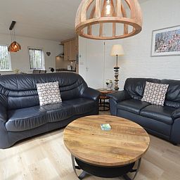 Ruime leefruimte in Vakantiehuis Stappeland 205, De Koog, Texel met comfortabele zitplaatsen.