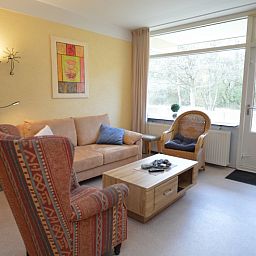 Stilvolle Sitzecke im Apartment Kerckeland 68, De Koog, Texel mit bequemen Sofas und viel Tageslicht.