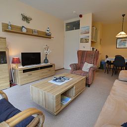 Modernes Wohnzimmer mit Essecke im Apartment Kerckeland 68, De Koog, Texel, ideal zum Entspannen.
