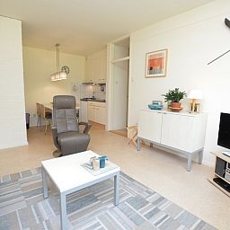 Open woonkamer en keuken in Appartement Kerckeland 64, De Koog, Texel voor een huiselijk gevoel.