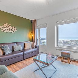 Comfortabele zithoek in Appartement Juliana 166 Zeezicht, De Koog, Texel met uitzicht op de duinen.