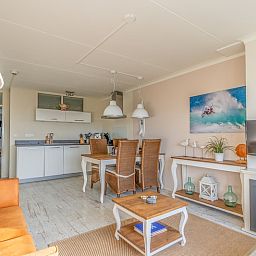 Ess- und Wohnzimmer von Appartement Juliana 148 Insel- und Meerblick in De Koog, Texel mit moderner Einrichtung.