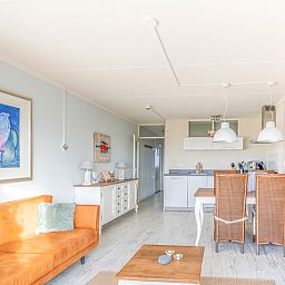 Helles Wohnzimmer mit Kueche in Appartement Juliana 148 Insel- und Meerblick, De Koog, Texel.