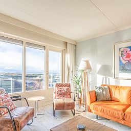 Gemuetliches Wohnzimmer der Ferienwohnung Juliana 148 Insel- und Meerblick in De Koog, Texel mit Blick auf die Duenen.