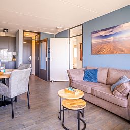 Open keuken en eetgedeelte in Appartement Juliana 156 Zeezicht, De Koog, Texel, ideaal voor gezellige maaltijden.