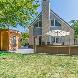 Gezellig terras van Vakantiehuis Kamperfoelie 43 met sauna in De Koog, Texel, ideaal voor ontspanning.