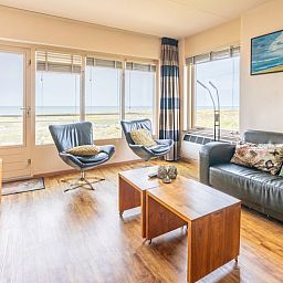 Lichte zithoek in Appartement Juliana 168 Zeezicht, De Koog, Texel, met prachtig uitzicht op de zee en de omgeving.
