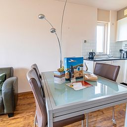 Eetgedeelte en keuken in Appartement Juliana 168 Zeezicht, De Koog, Texel, met stijlvolle inrichting en veel natuurlijk licht.