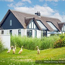 Stijlvolle woonkamer in Luxe familievilla 12p, De Koog, Texel met comfortabele zitruimte en moderne inrichting.