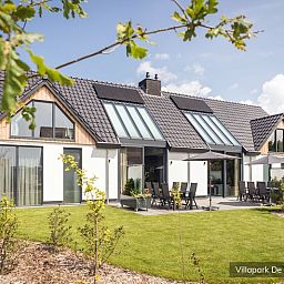 Luxe badkamer met bad in familievilla 12p, De Koog, Texel op de Waddeneilanden.