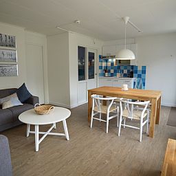 Gezellige woonkamer met keuken in Grand Hotel Opduin - Vakantiewoning C, De Koog, Texel. Vakantiehuis op de Waddeneilanden.