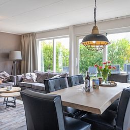 Eetkamer in Stappeland - De Groene Boei, vakantiehuis in De Koog, Texel, met grote tafel en veel lichtinval.