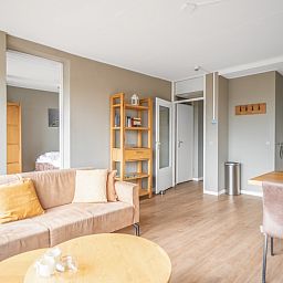 Helles Wohnzimmer mit Zugang zu den Schlafzimmern in Apartment Juliana 178 Eilandzicht, De Koog, Texel. Ferienhaus auf den Watteninseln.