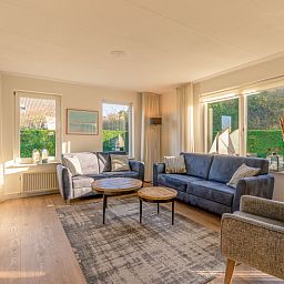 Gezellige woonkamer van Vakantiehuis Kamperfoelie 89 in De Koog Texel met comfortabele zitplaatsen en veel lichtinval.
